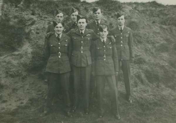 <br>Back row - left to right : Alf Porter (Navigator) - Bob Lane (Engineer) - Eric Gabb (Wireless Operator) - Carl Cooper (Bomb Aimer). <br>Front row : Bob Bathgate (Mid Upper Gunner) - Jack Darlow (Skipper) - Alistair Lamb (Rear Gunner)